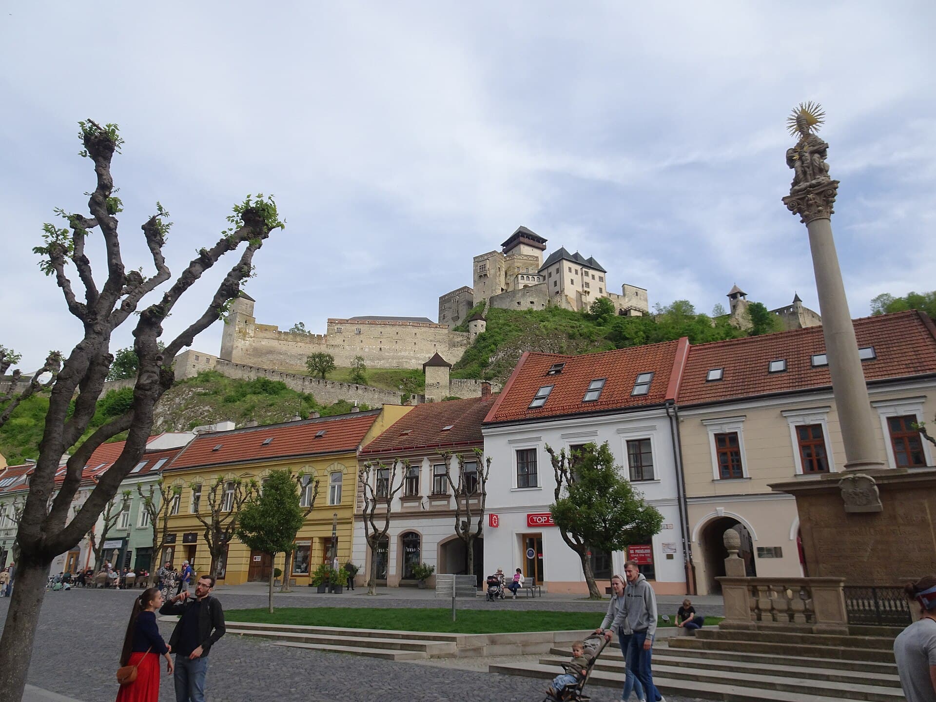 Mierové námestie in Trenčín, with the castle on the rock above
