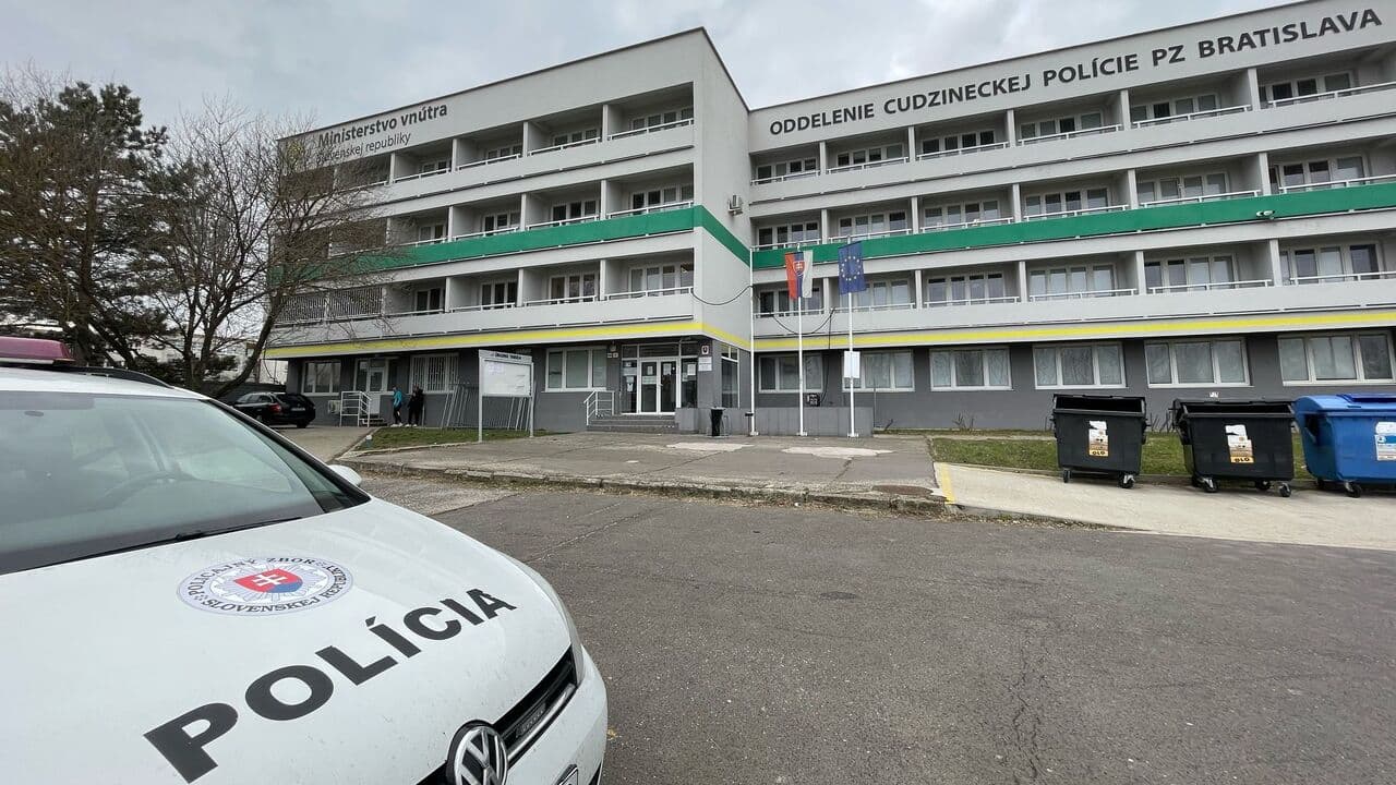 What is happening with the reservation system at the Slovak migration police
