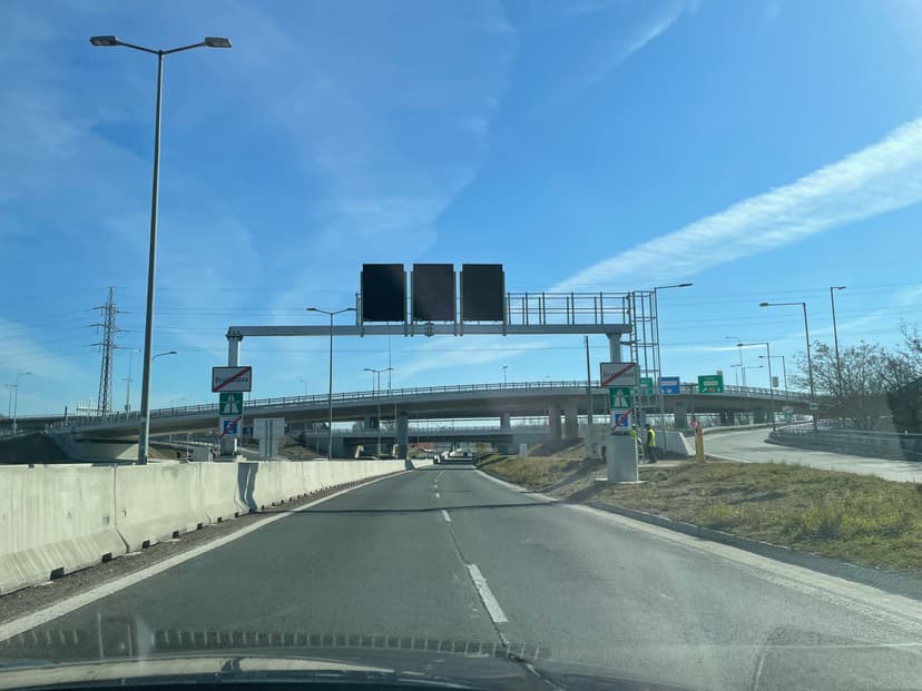 entrance to the R7 expressway in Bratislava — green highway sign and below it a crossed-out blue sign "e-známka / e-Vignette"