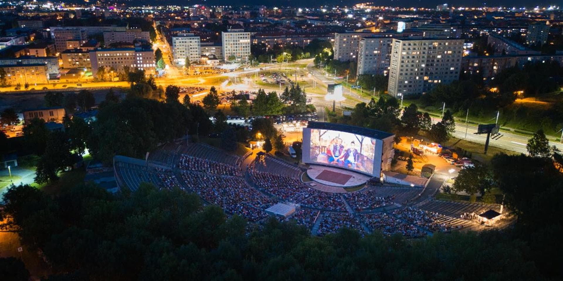 Filmové leto v Amfiku, фільм “POD PAROU”